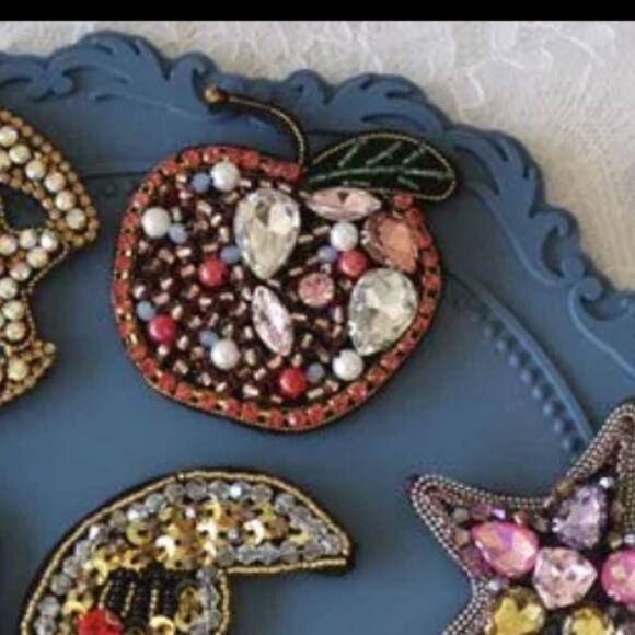 NWOT Beaded Rhinestone Apple Applique - Picture 4 of 4